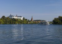 Die &bdquo;MS Holsteinische Schweiz&ldquo; auf der Gro&szlig;en Pl&ouml;ner See-Rundfahrt vor dem Pl&ouml;ner Stadtpanorama