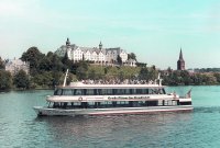 Die „MS Holsteinische Schweiz“ passiert auf der Großen Plöner See-Rundfahrt das Plöner Schloss